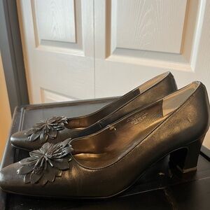Wide Width Comfort Black Heel with Flower